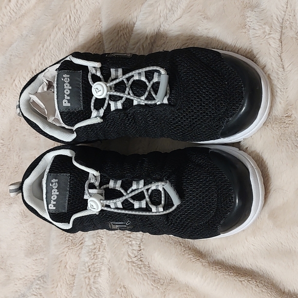 EUC 8 1/2 WIDE Proper slip on tennis shoes - Picture 1 of 4